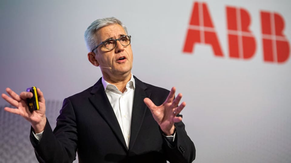 Ulrich Spiesshofer, CEO von ABB an einer Pressekonferenz über den Verkauf der ABB-Gruppe für Stromnetze an das japanische Unternehmen Hitachi.