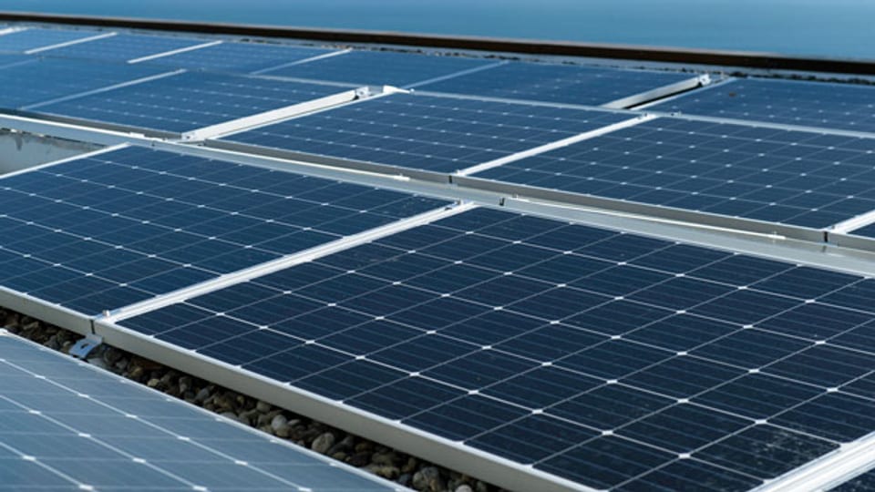 Sonnenkollektoren der Photovoltaikanlage auf dem Dach des College du Cret-du-Chene in Neuchatel.