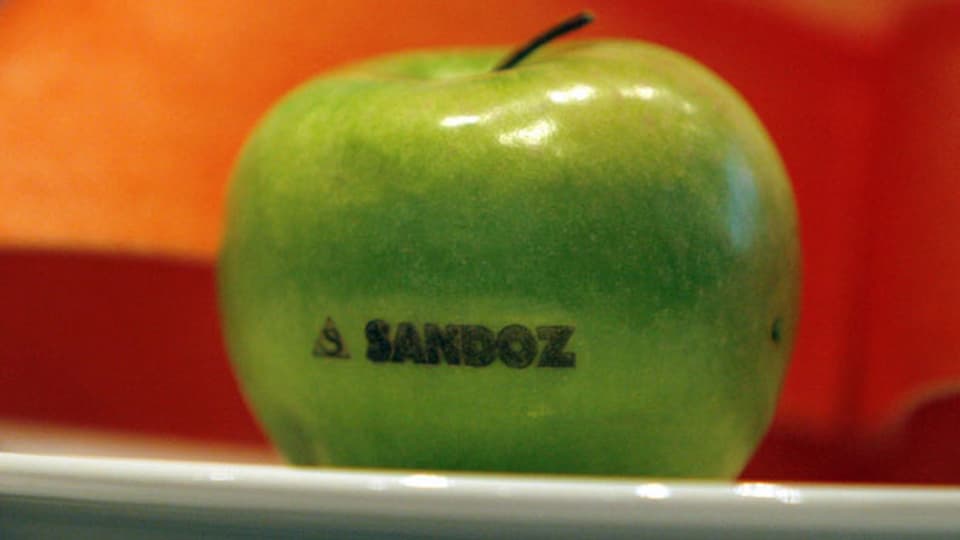 Apfel mit dem Sandoz Logo. Symbolbild.