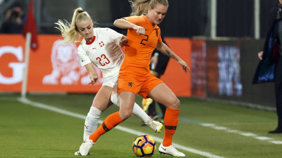 Die Schweizer Stürmerin Alisha Lehmann (li.) und die niederländische Verteidigerin Desiree van Lunteren am WM-Qualifikationsspiel vom 8. November 2019.