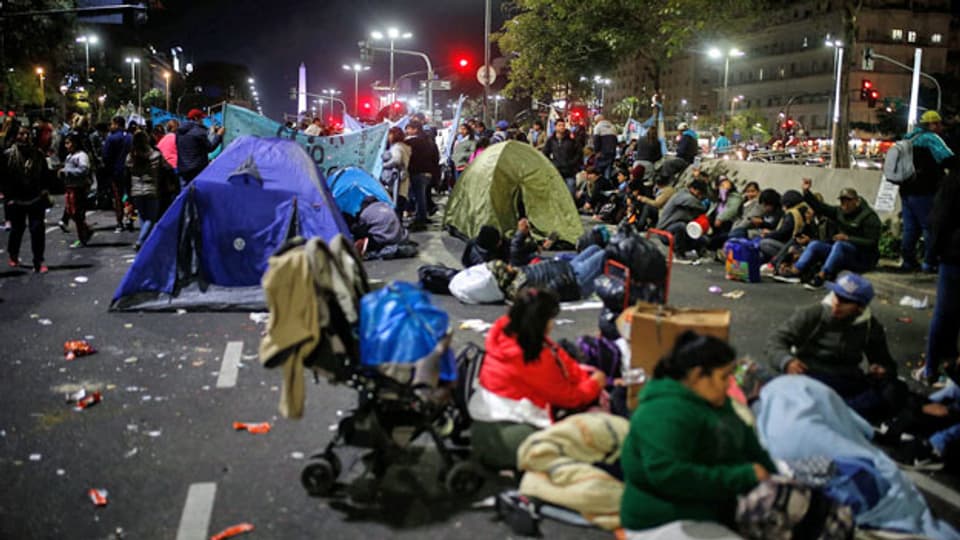 Schon im Juli campierten Menschen in den Strassen von Buenos Aires, Argentinien.