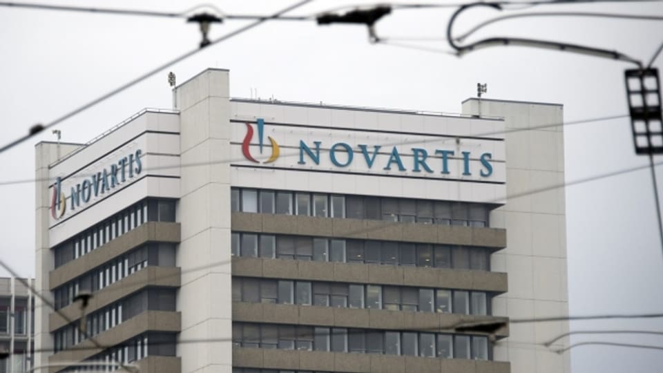 Logo der Novartis auf dem Novartis Campus in Basel.