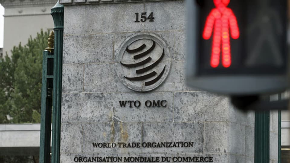 Das Logo der WTO vor dem Gebäude des Hauptsitzes der Welthandelsorganisation WTO in Genf.