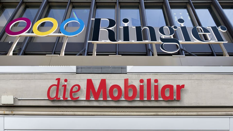 Das Logo der Mobiliar und das Logo des Medienkonzerns Ringier in Zürich.