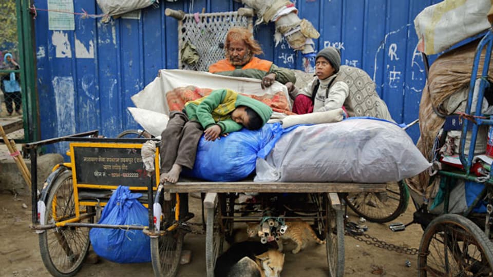 Die siebenjährige Farmaan schläft in Neu-Dehli auf einem Stapel ihrer Habseligkeiten, den die Familie ihr Zuhause nennt. Symbolbild.