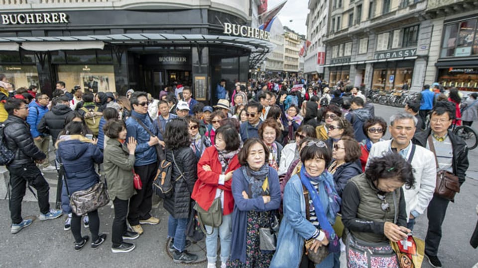 Touristen einer 4'000 Personen grossen chinesischen Reisegruppe in Luzern. Mai 2019.