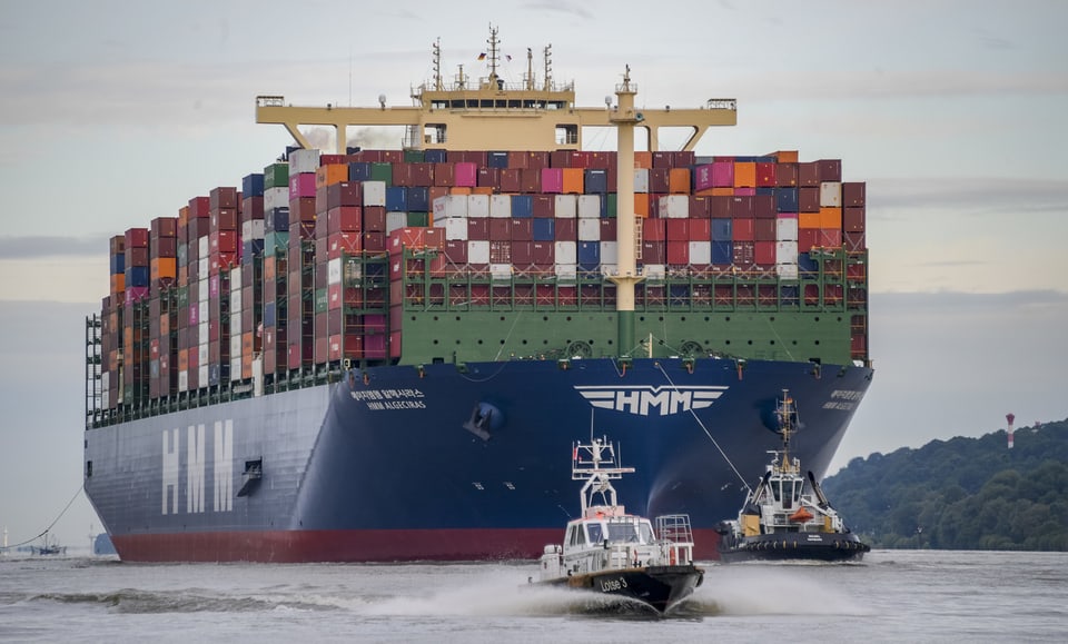 Das weltgrößte Containerschiff läuft auf seiner Jungfernfahrt im Juni 2020 in den Hamburger Hafen ein
