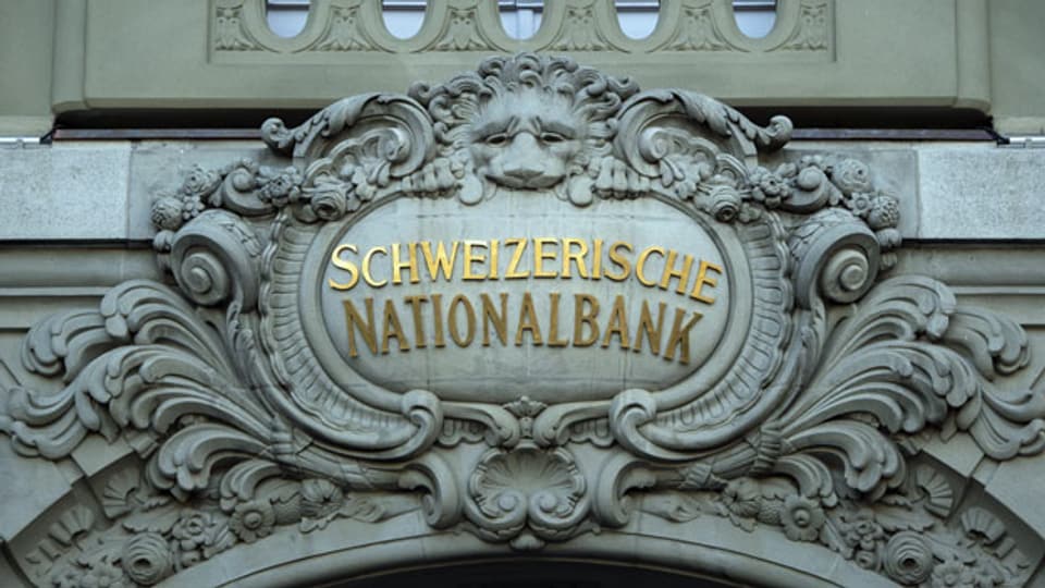 Fassade der Schweizerischen Nationalbank SNB auf dem Bundesplatz in Bern.