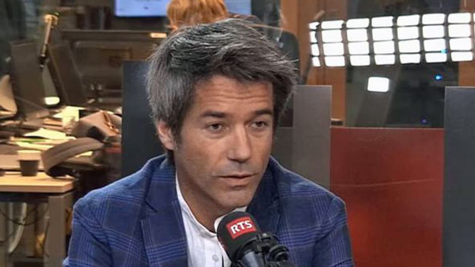 Der Arbeitsmarkt-Ökonom Rafael Lalive in einer Fernseh-Sendung des RTF.