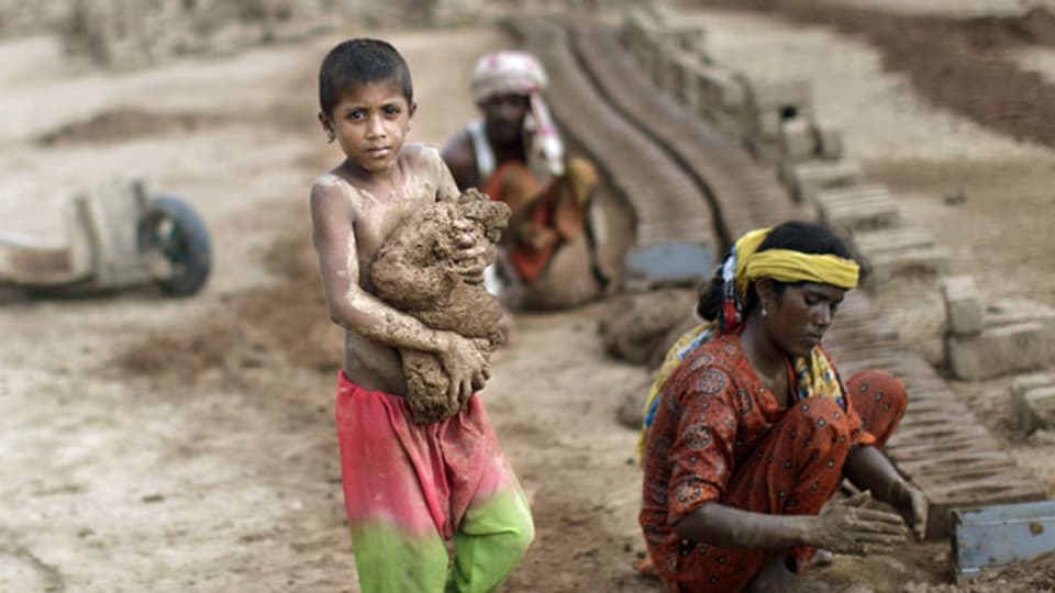 Kinderarbeit in einer Backsteinfabrik in Pakistan.