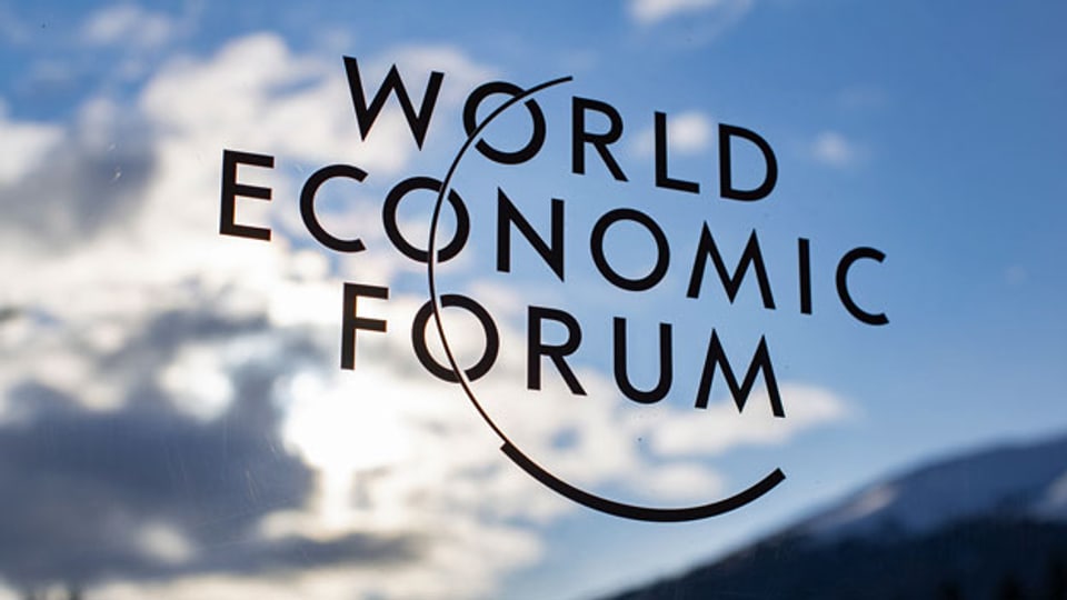 Das Logo des WEF vor dem Davoser Himmel.