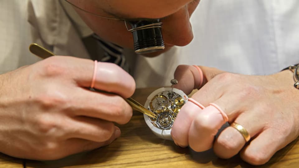 Uhrmacher der Marke Bovet montiert ein Uhrwerk am Salon International de la Haute Horlogerie, SIHH, in Genf. Archivbild vom Januar 2019.
