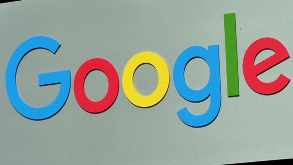 Google-Logo an einem Gebäude.