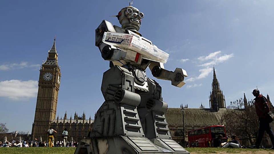 Ein Roboter , am 23. April 2013 vor der Westminster Abbey und dem britischen Parlament. Teil einer Protestaktion gegen sogenannte Killerroboter - die selbständig entscheiden, ob sie töten oder nicht.