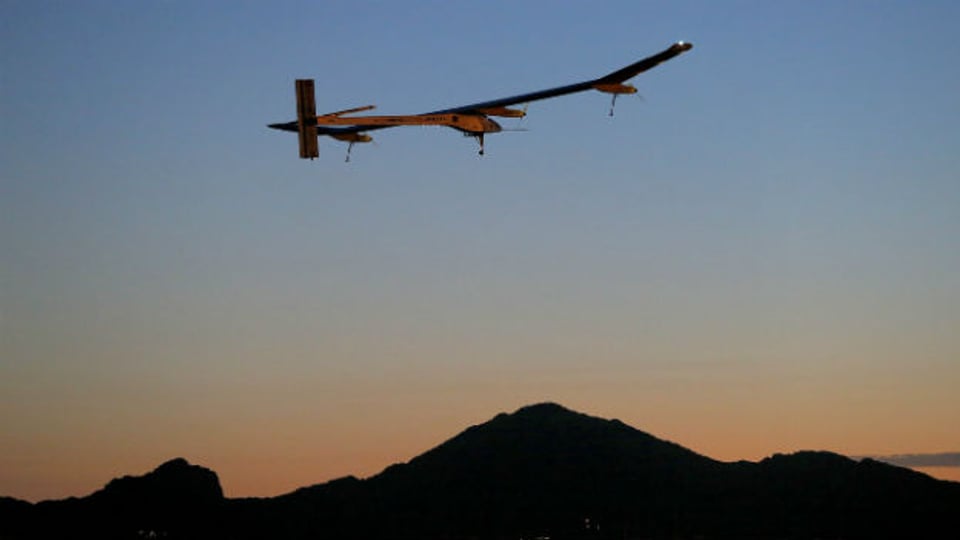 Von West nach Ost: Die Solar Impulse über Phoenix/Arizona.