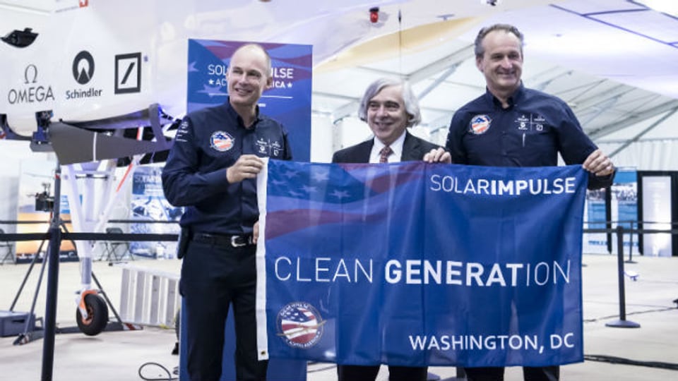 Bertrand Piccard mit US-Energieminister Moniz und Pilot André Boschberg.