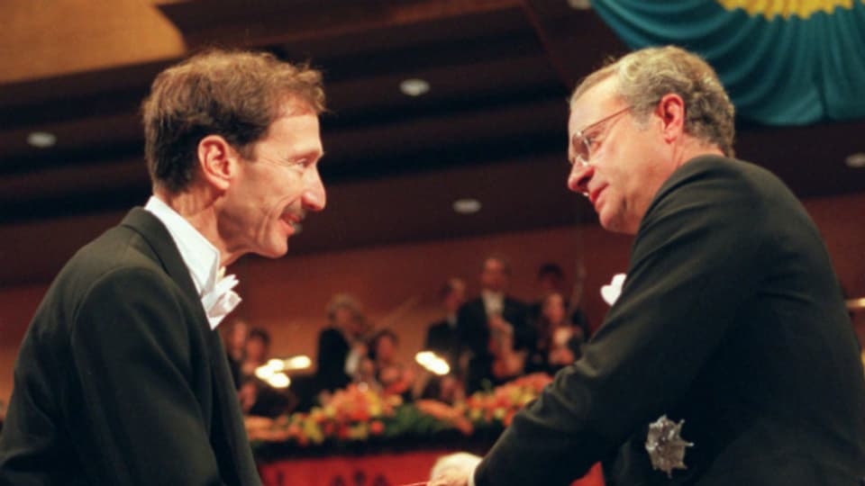 Rolf Zinkernagel bei der Verleihung des Nobelpreises 1996 (mit Schwedens König Carl Gustaf).
