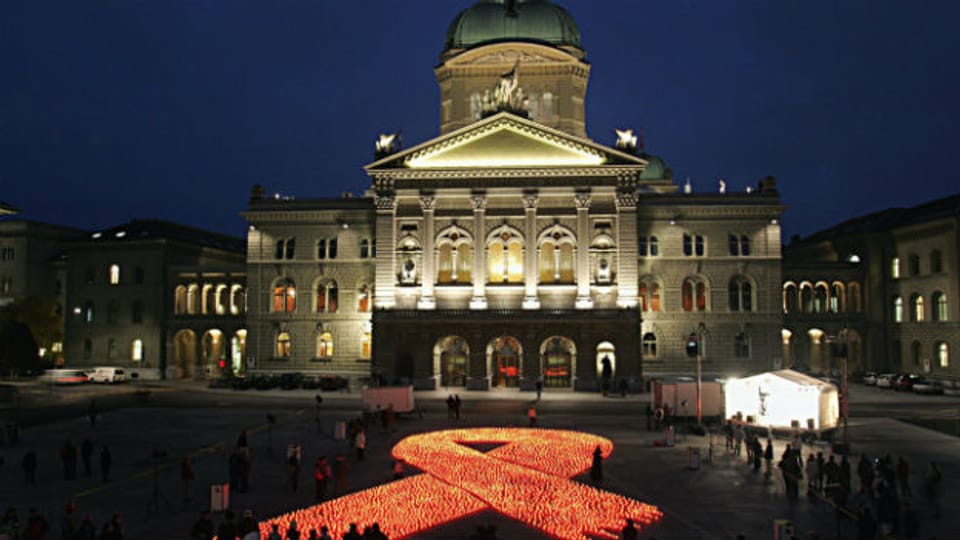 Aktion von Schweizer Hilfswerken zum Welt-Aids-Tag auf dem Bundesplatz (2004).