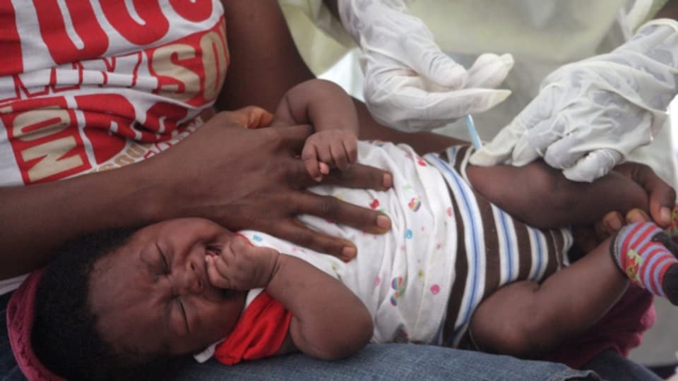 Ein kleines Kind wird in Liberia geimpft, 3.11.2014