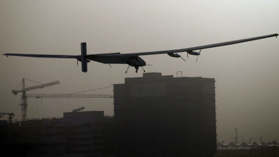 «Solar Impulse 2» ist am Montagmorgen in Abu Dhabi gestartet.