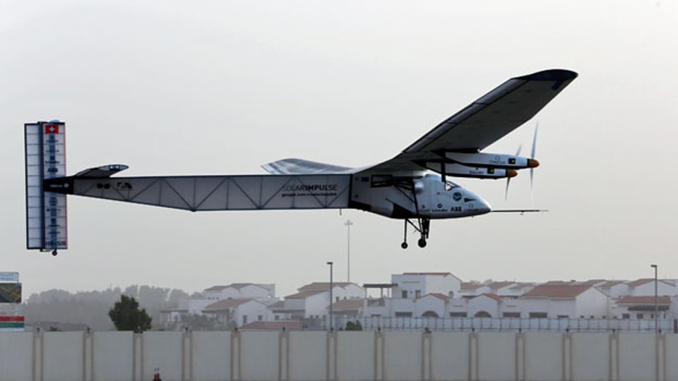 Start der Solar Impulse 2 in Abu Dhabi. Beim Versuch, auf einem Solarflugzeug um die Welt zu fliegen, wird unter anderem für die Förderung sauberer Technologien im Luftfahrtsektor geworben.