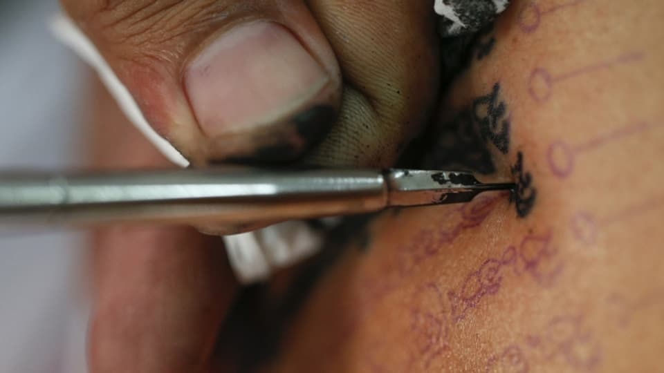Das Stechen von Tattoos kann schmerzhaft sein - die Auswirkungen der Farben gefährlich.