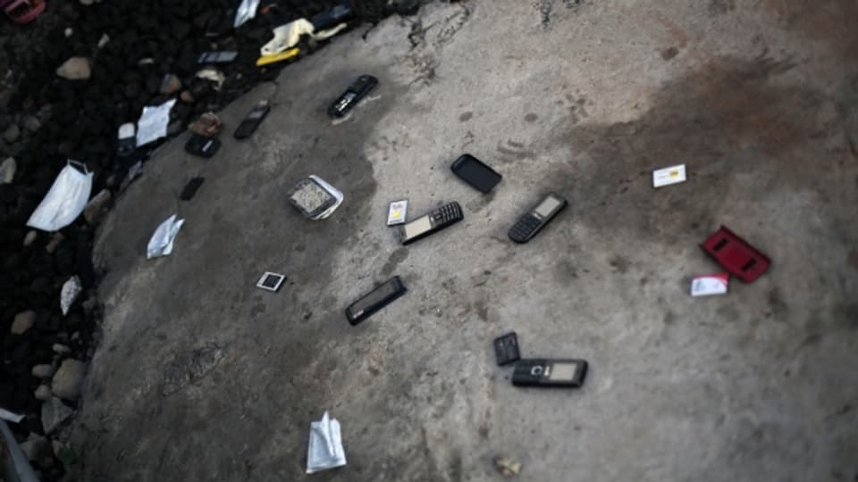 Weggeworfene Mobiltelefone von Ebola-Patienten in Monrovia - aus Angst, im Telefon habe es noch Ebola-Viren.
