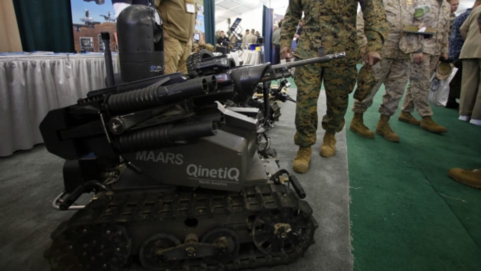 Ein bewaffneter Militärroboter an einer Ausstellung in Kalifornien.