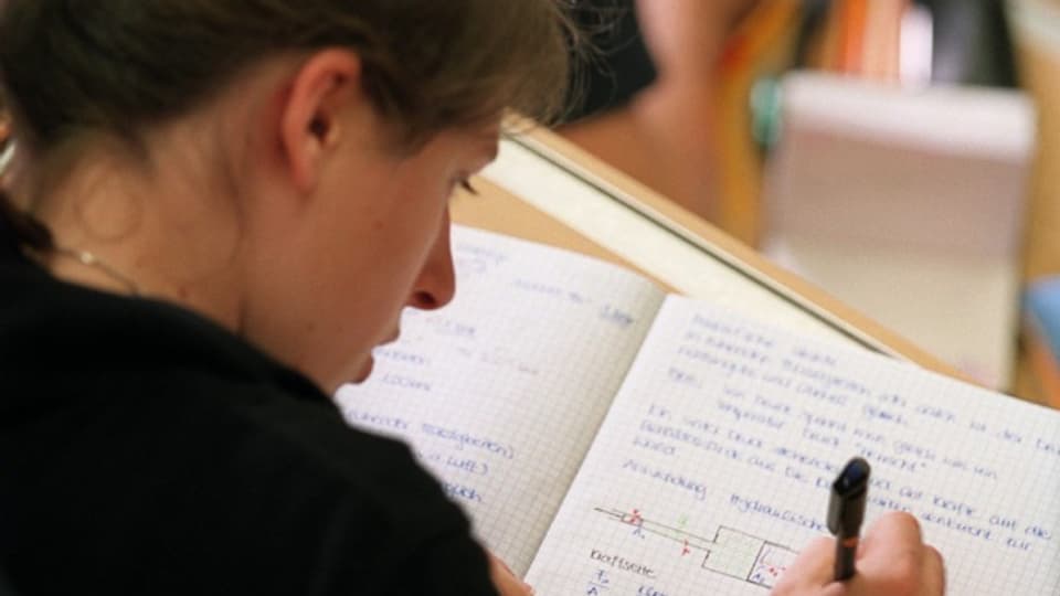 Schülerin am Gymnasium Rämibühl während einer Physik-Prüfung.