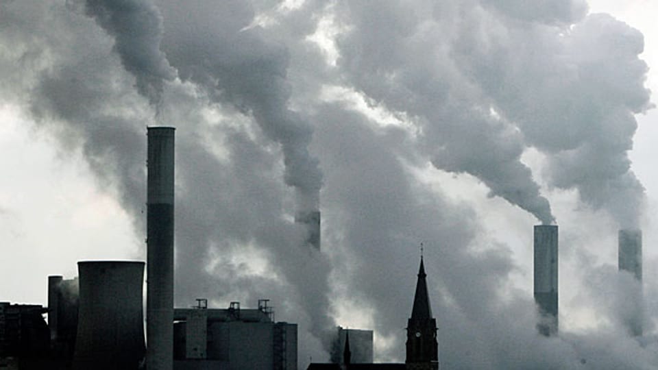 Die anstehende Reform des CO2-Emmissionshandels in der EU könnte so gestaltet werden, dass die Industrie mehr Treibhausgase reduzieren müsste als bisher geplant. Einige Unternehmen der Stahlindustrie laufen bereits Sturm gegen solche Pläne.