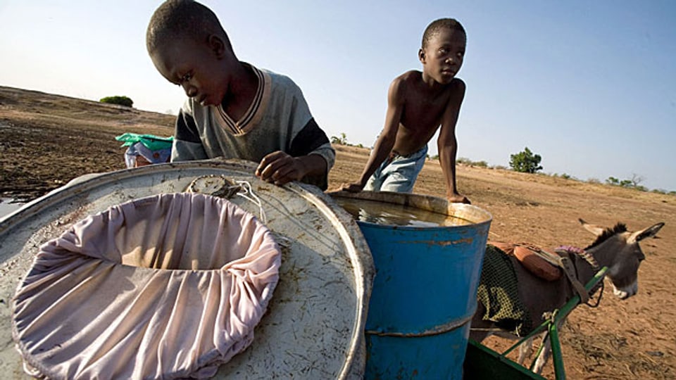 Wenn man den Menschen zeigt, dass sie ihr Trinkwasser durch einen Fetzen Stoff filtern können, so hält dies die Krebschen zurück, die von den Wurmlarven infiziert sind». Dies war und ist eine der wichtigsten Massnahmen von Donald Hopkins. Bild aus Ghana.