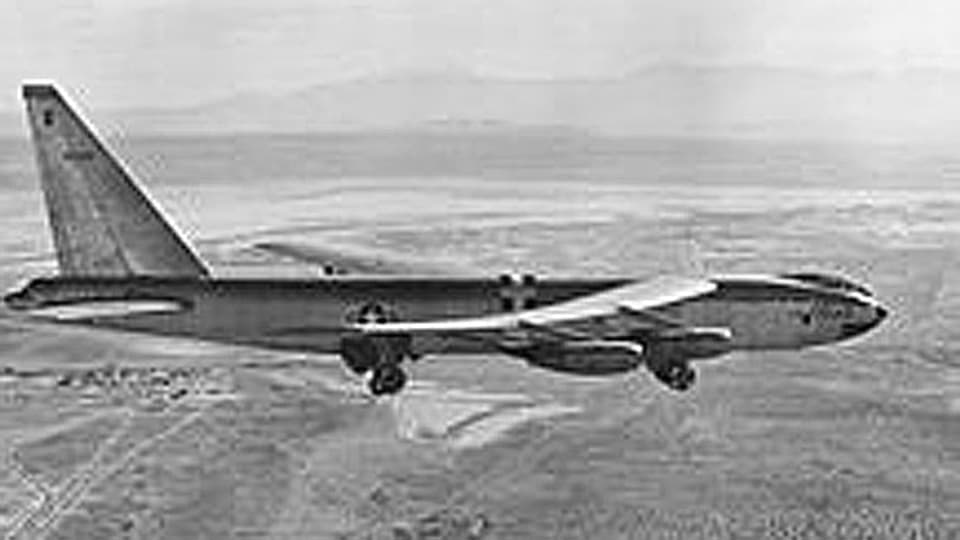 Die Boeing XB-52 bei einem Testflug. Fast wäre es 1967 zu einem Atomkrieg gekommen.