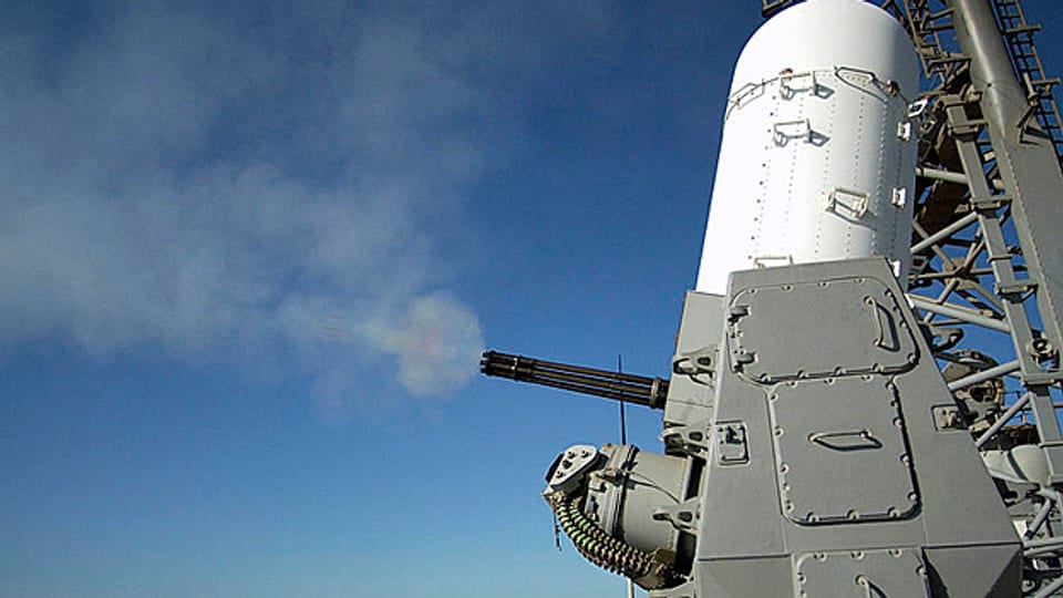Das Phalanx-System Schützt US-Kriegsschiffe vor Raketen. Der Kapitän muss das System zwar einschalten, wenn aber sein Schiff angegriffen wird, fragt der Roboter Phalanx (Bild) nicht mehr um Erlaubnis.
