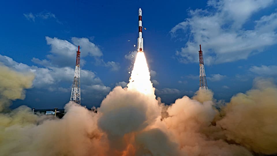 Mit 104 Raketen an Bord hebt die indische Trägerrakete PSLV-C37 ab. Der sogenannte Weltraumvertrag von 1967, dem 102 Staaten zugestimmt haben, regelt die Grundsätze der Weltraumaktivitäten einzelner Staaten. Für Forschung und wirtschaftliche Nutzung ist der Weltraum weitgehend frei – mit der Einschränkung, dass die gesamte Menschheit davon profitieren muss.