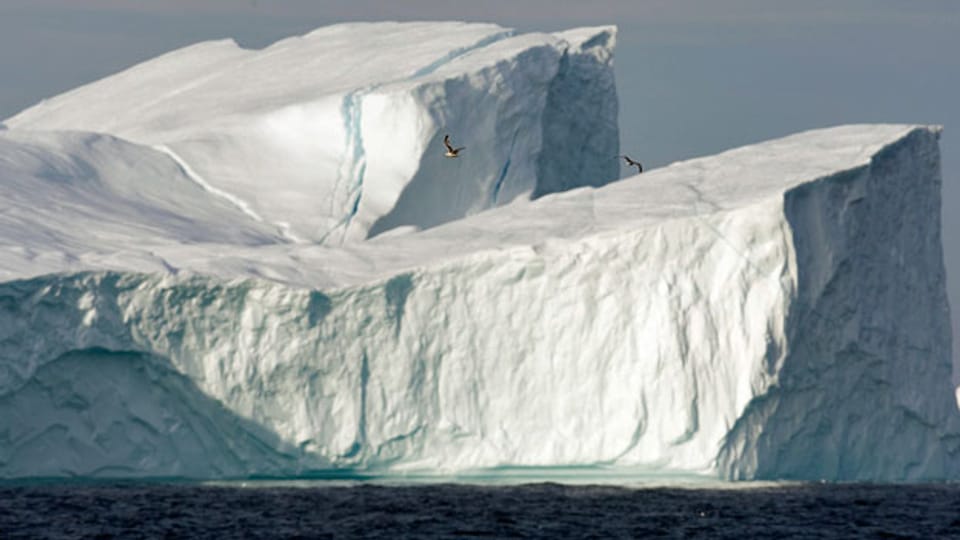 Eisberg in der Arktis. Der vergangene Winter war sehr warm. Noch nie seit gemessen wird, gab es Ende Winter so wenig Eis.