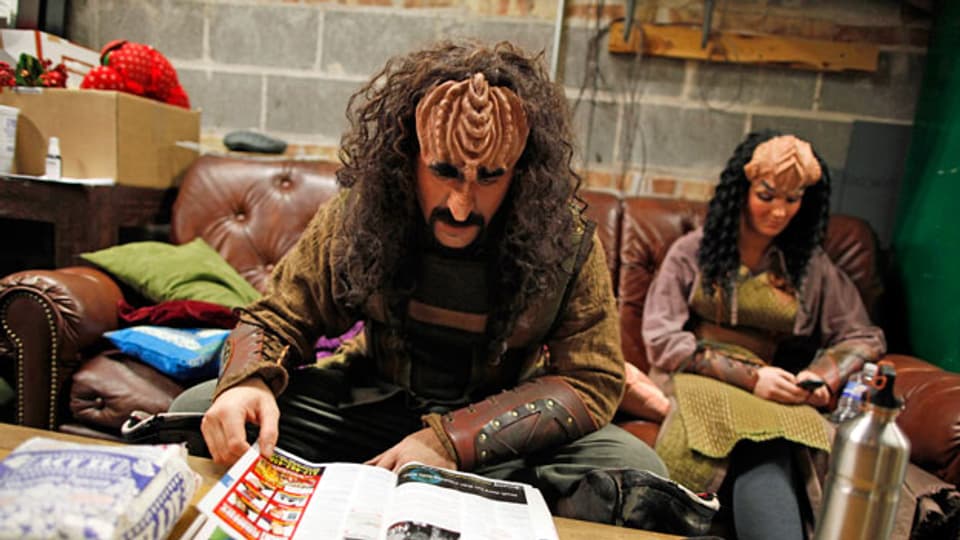 Zwei Klingon-Darsteller warten auf ihren Bühnenauftritt.