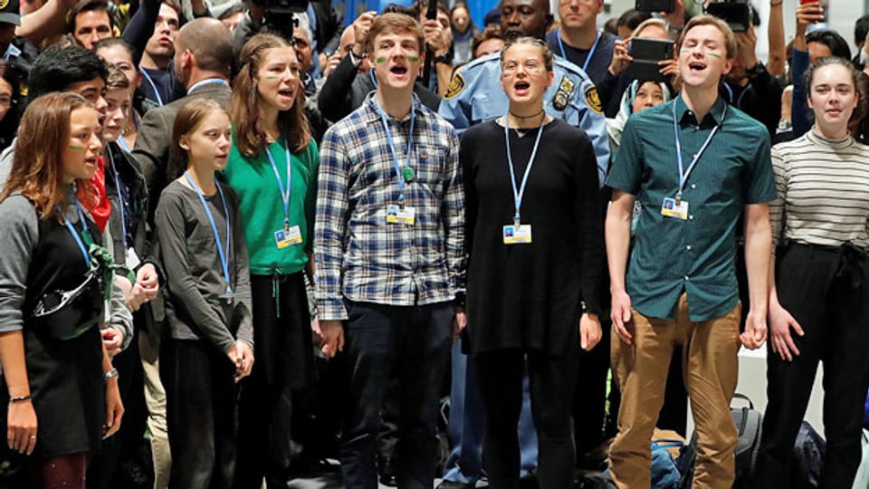 Die schwedische Umweltaktivistin Greta Thunberg (2. li. vorne) und einige Jugendliche von der «Fridays for Future»-Bewegung an einer Aktion bei der UN-Klimakonferenz COP25 in Madrid.