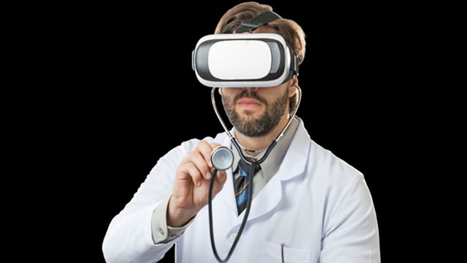Mediziner mit VR-Brille.