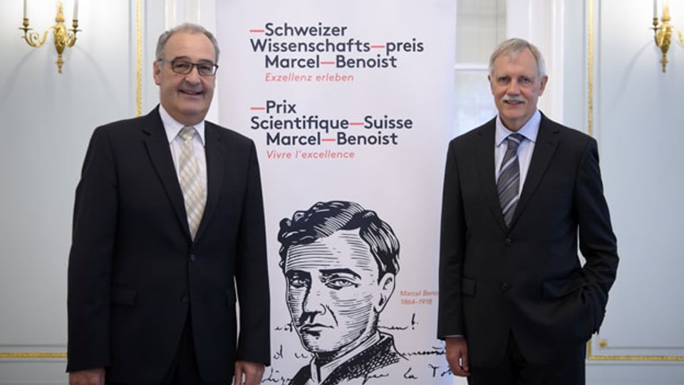 Bundesrat Guy Parmelin (li.), Stiftungspräsident der Marcel Benoist Stiftung links, und Rudolf Aebersold, Preisträger Schweizer Wissenschaftspreis Marcel Benoist 2020.