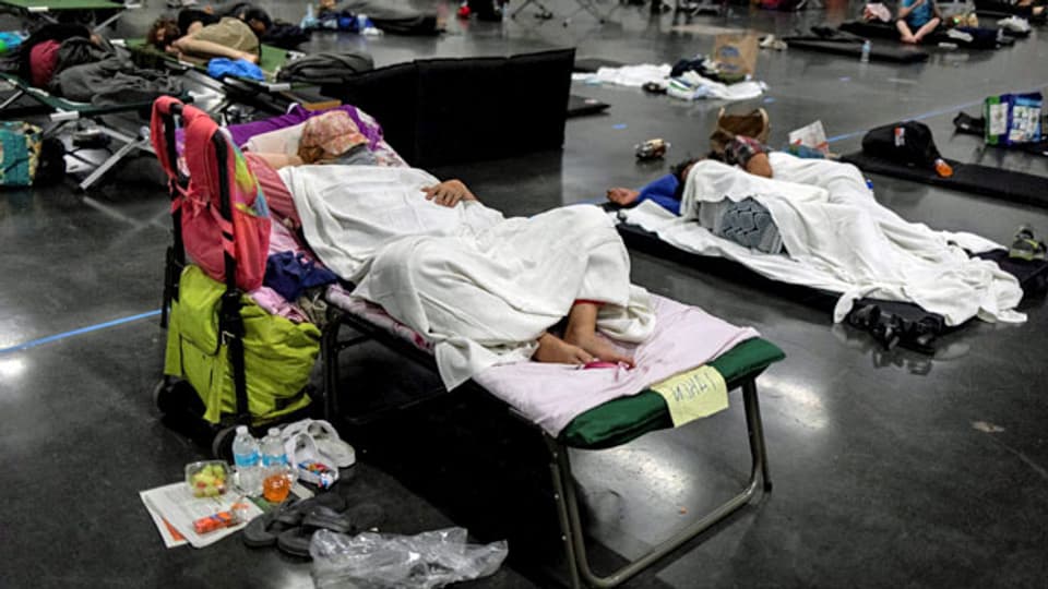 Menschen schlafen in einer Halle, die während einer beispiellosen Hitzewelle in Portland, Oregon, eingerichtet wurde.