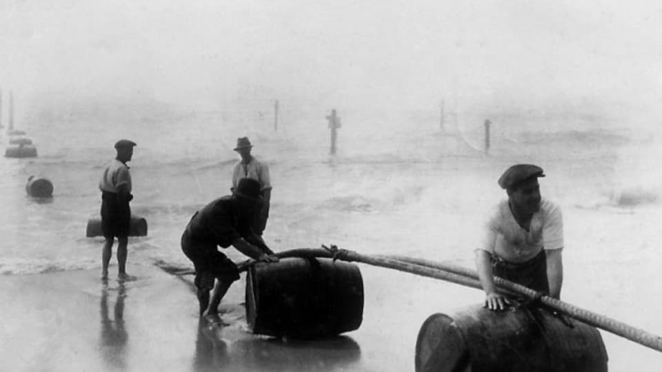 Hat die Weltwirtschaft beschleunigt: Ein Kabel durch den Atlantik bei seiner Verlegung 1925 in New York.