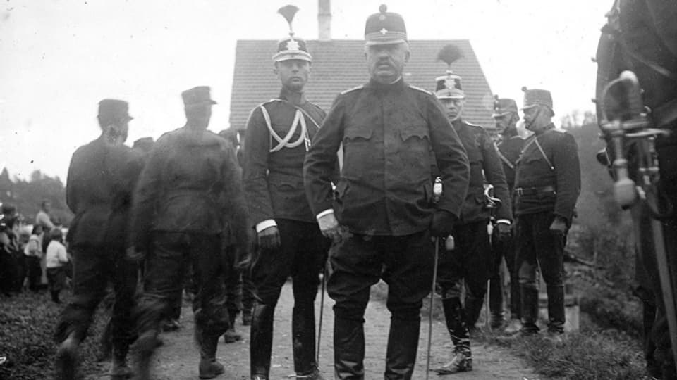 General Wille umgeben von Offizieren der Schweizer Armee (1914).