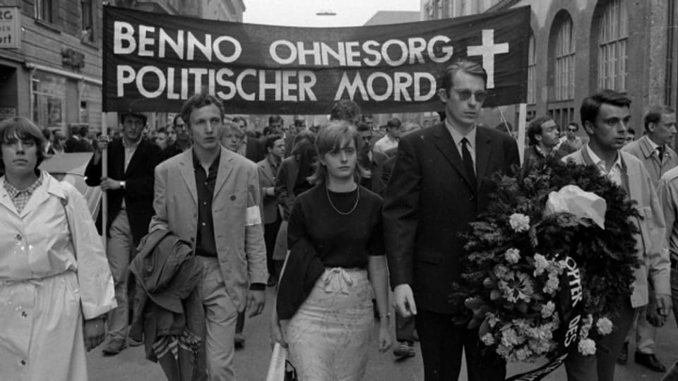 Studenten demonstrieren im Juni 1967 aus Anlass der Tötung von Benno Ohnesorg.