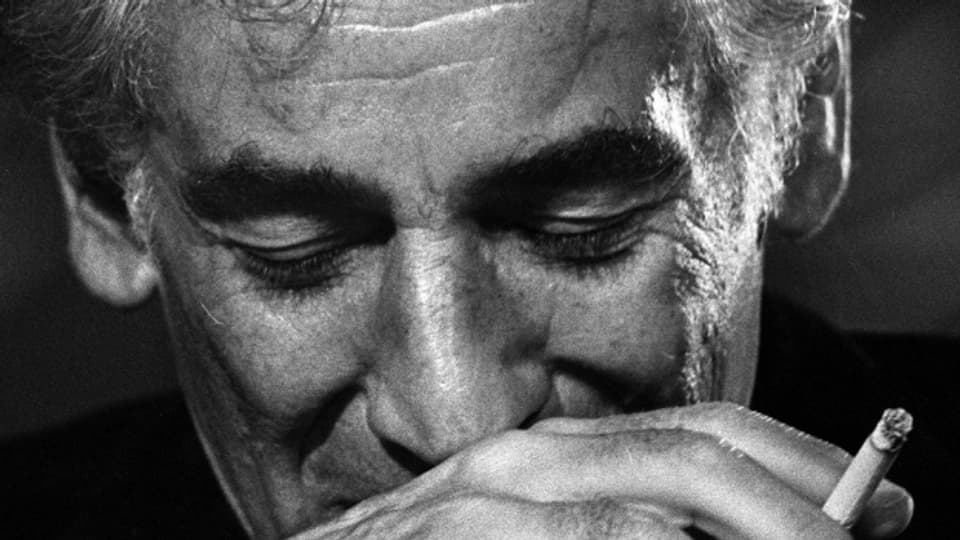 Leonard Bernstein, rauchend und denkend.