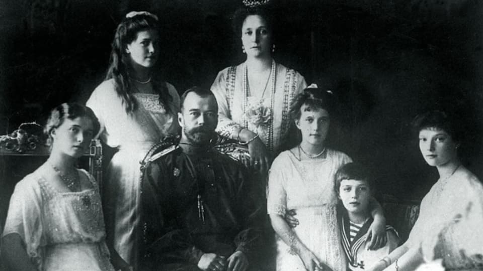 Die Zarenfamilie: Nikolaj II., seine Frau Aleksandra, die vier Töchter und Sohn Aleksej.