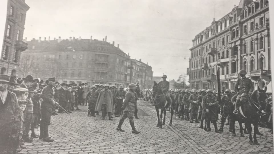 Truppenaufmarsch auf dem Bubenbergplatz in Bern. Wo sind die Frauen?