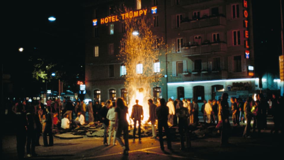 Jugendliche entfachen ein Feuer während der Jugendunruhen anfang der 1980er-Jahre in Zürich