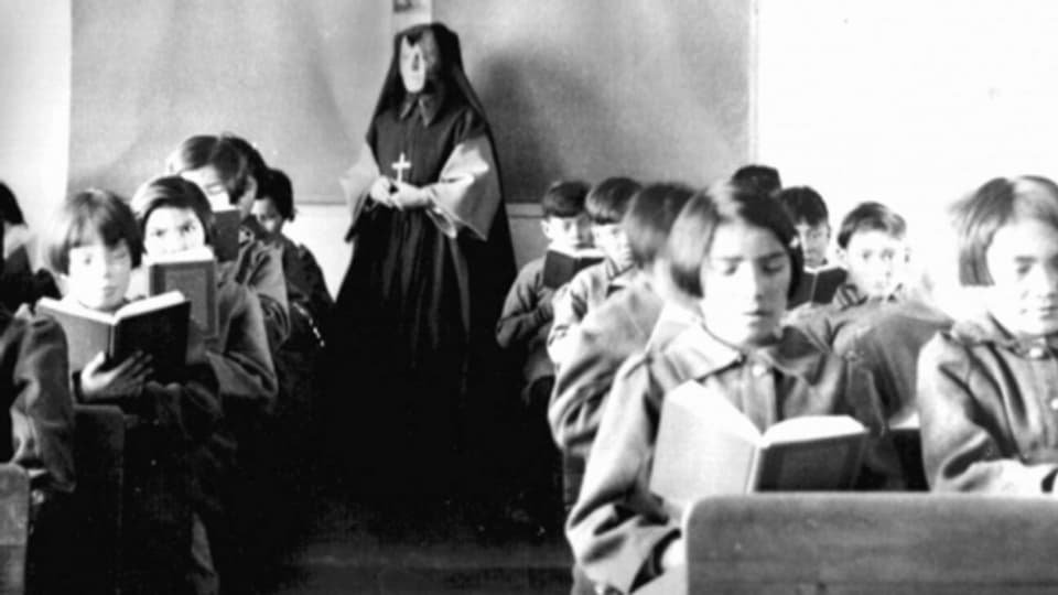 Eine Nonne mit indigenen Kindern in der berüchtigten «St. Anne`s Indian Residential School» in Fort Albany an der James Bay.