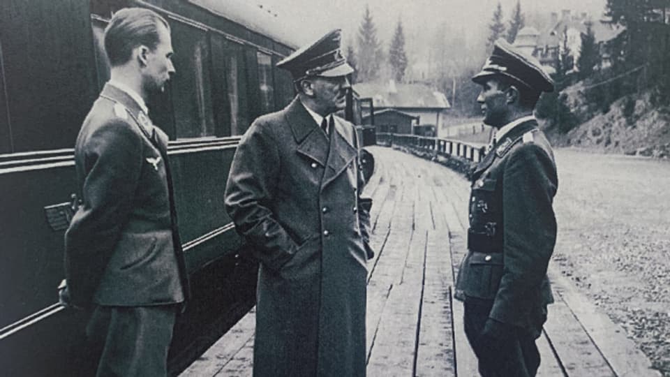 Franz Werra (rechts) trifft Adolf Hitler und dessen Adjudanten Nicolaus von Below.
