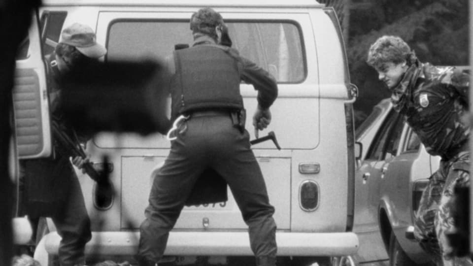Einsatzkräfte der Spezialeinheit «Stern» verhaften am 9. September 1982 die Geiselnehmer, die seit dem 6. September 1982 die polnische Botschaft in Bern besetzten und 13 Menschen als Geiseln nahmen.
